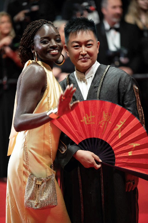 世界夫人创始人冯跃振戛纳执扇传文脉，以"世界夫人"架设中华女性全球舞台